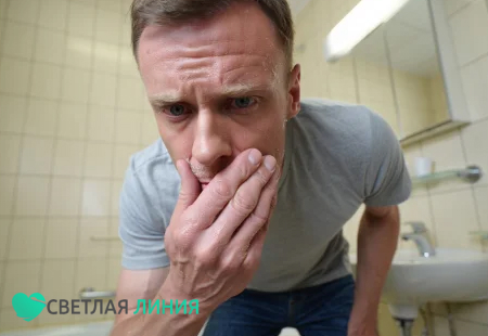 Мужчину тошнит из-за отравления